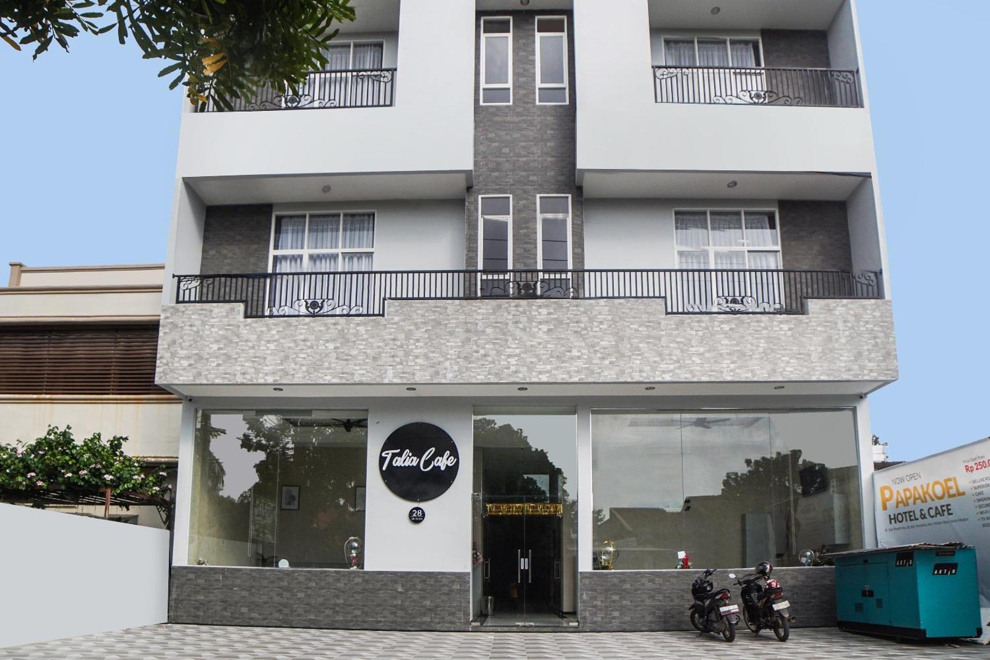 Super Oyo Capital O 92066 Papakoel Hotel & Cafe Medan Exterior photo
